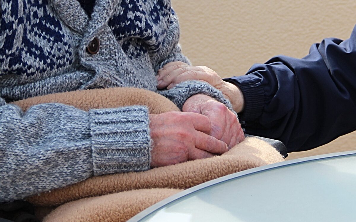 Pflegeheim seniorin im rollstuhl Pflegeheim seniorin im rollstuhl